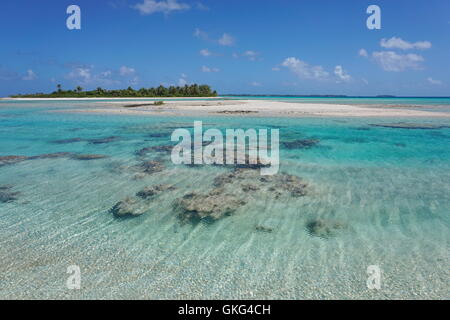 Chenal peu profond (hoa) entre les îlots que link l'intérieur du lagon à l'océan, de l'atoll de Tikehau, Tuamotu , Polynésie Française Banque D'Images