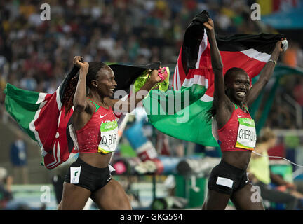 Rio de Janeiro, RJ, Brésil. Août 19, 2016. Athlétisme aux jeux olympiques : médaille d'Vivian Jepkemoi Cheruiyot (KEN) et médaille d'argent Hellen Onsando Obiri (KEN) tourne autour du stade après avoir remporté la finale du 5 000 m féminin au Stade olympique (EngenhÃ£o) au cours de l'été jeux olympiques de Rio 2016. Crédit : Paul Kitagaki Jr./ZUMA/Alamy Fil Live News Banque D'Images