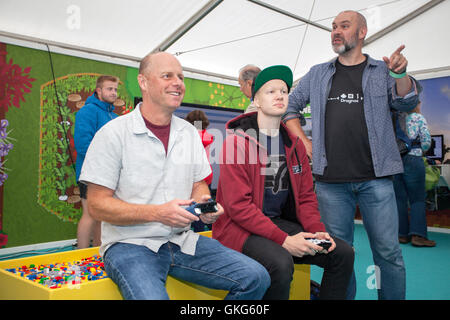 Southport Flower Show, le Merseyside (Royaume-Uni). 20e Août 2016. Jardinier célèbre Joe swift jouant la 'Minecraft' jeu dans la zone interactive au Southport Flower Show. Alimenté par le Raspberry Pi 30 €, les enfants sont encouragés à faire leur prochain par la saisie de leurs propres niveaux de codage. Credit : MediaWorldImages/Alamy Live News Banque D'Images