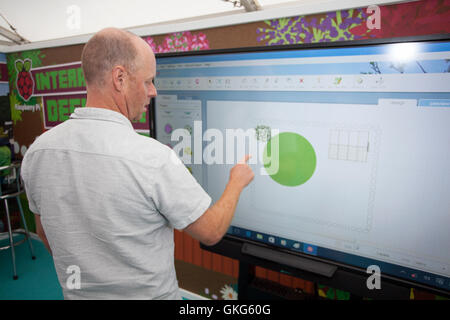 Le célèbre jardinier Joe SWIFT, expert en horticulture, jardinage et conception de jardin jouant le jeu « Minecraft » dans la zone interactive du salon de fleurs de Southport.Alimenté par le Raspberry Pi de 30 £, architecture, architecture, CAO, construction,conception, ingénierie, papier, plan, projet,bâtiment, maison, croquis, architecte, arrière-plan,construire, drafting. Banque D'Images