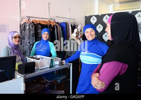 Sydney, Australie. 20e Août, 2016. Aheda Zanetti (l) parle à ses clients à sa boutique à Chester Hill dans l'ouest de Sydney, Australie 20.08.2016. Zanetti a inventé le burqini en 2004. Photo : Subel Bhandari/dpa/Alamy Live News Banque D'Images