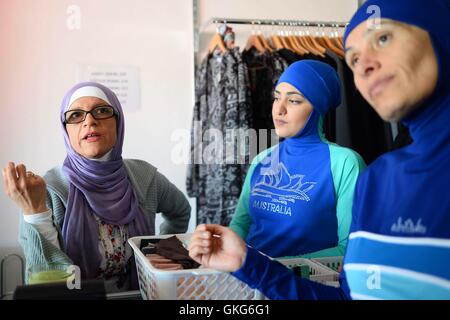 Sydney, Australie. 20e Août, 2016. Aheda Zanetti (l) parle à ses clients à sa boutique à Chester Hill dans l'ouest de Sydney, Australie 20.08.2016. Zanetti a inventé le burqini en 2004. Photo : Subel Bhandari/dpa/Alamy Live News Banque D'Images