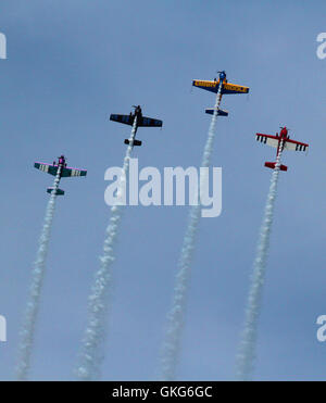 Chicago, USA. Août 19, 2016. Les avions de voltige pratique pour la 58e assemblée annuelle de l'air et de l'eau Show de Chicago aux côtés de North Avenue Beach, Chicago, États-Unis, 19 août 2016. Credit : Wang Ping/Xinhua/Alamy Live News Banque D'Images