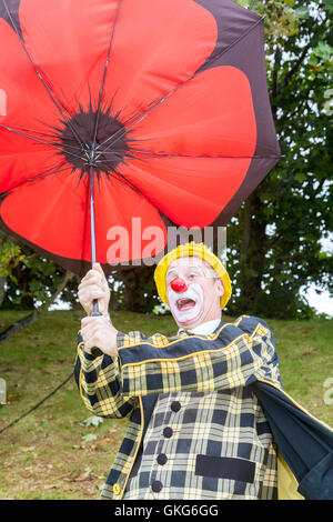 Southport, Merseyside. Météo France : 20 Aug 2016.Température : 20e Août 2016. Comme les grands vents et tempêtes frappé Southport, Sonny & Rainbow luttent pour conserver leurs parasols. Comme les deux clowns les plus drôles autour, ils peuvent transformer des situations de la vie quotidienne dans les scénarios drôles. Les foules étaient soufflés par leurs singeries comme le mauvais temps a frappé une fois de plus sur la foule dans le Southport Flower Show. Credit : Cernan Elias/Alamy Live News Banque D'Images