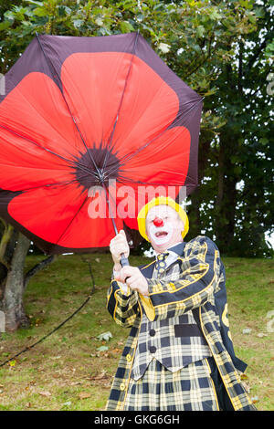 Southport, Merseyside. Météo France : 20 Aug 2016.Température : 20e Août 2016. Comme les grands vents et tempêtes frappé Southport, Sonny & Rainbow luttent pour conserver leurs parasols. Comme les deux clowns les plus drôles autour, ils peuvent transformer des situations de la vie quotidienne dans les scénarios drôles. Les foules étaient soufflés par leurs singeries comme le mauvais temps a frappé une fois de plus sur la foule dans le Southport Flower Show. Credit : Cernan Elias/Alamy Live News Banque D'Images