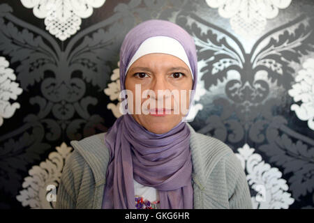 Sydney, Australie. 20e Août, 2016. Aheda Zanetti présente deux pièces d'hijood (hijab et hoody) à sa boutique à Chester Hill dans l'ouest de Sydney, Australie, 20.08.2016. Zanetti a inventé le burqini en 2004. Photo : Subel Bhandari/dpa/Alamy Live News Banque D'Images