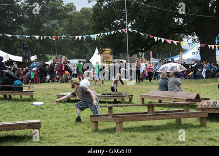 Brecon Beacons, Pays de Galles, Royaume-Uni. 19 août, 2016. Un homme jouant au frisbee 2016 Green Man Festival dans les Brecon Beacons, dans le sud du Pays de Galles Credit : Roger Garfield/Alamy Live News Banque D'Images