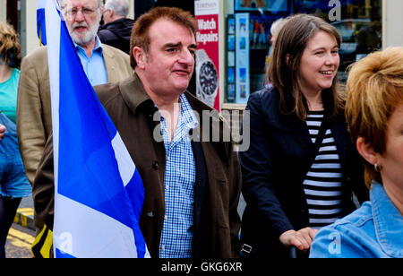 Lanark, Scotland, UK 20 août 2016 mars et une cérémonie pour commémorer la mort de héros écossais William Wallace (23 août 1302) qui a eu lieu le samedi 20 août 2016. Wallace a de solides liens avec la ville de Lanark. Tommy dans la parade MP Sheppard avec Aileen Campbell MSP (R). Crédit : Andrew Wilson/Alamy Live News Banque D'Images