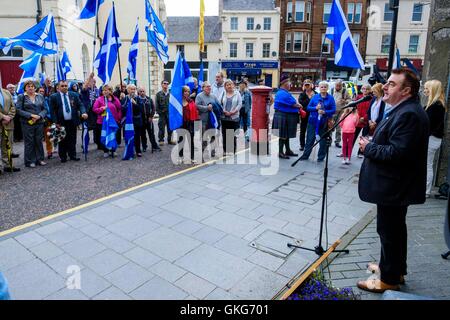 Lanark, Scotland, UK 20 août 2016 mars et une cérémonie pour commémorer la mort de héros écossais William Wallace (23 août 1302) qui a eu lieu le samedi 20 août 2016. Wallace a de solides liens avec la ville de Lanark. Tommy Sheppard MP s'adresse à la foule. Sheppard est un candidat pour le depute direction du Parti National Écossais. Crédit : Andrew Wilson/Alamy Live News Banque D'Images