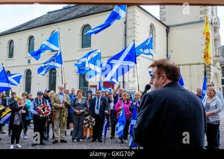 Lanark, Scotland, UK 20 août 2016 mars et une cérémonie pour commémorer la mort de héros écossais William Wallace (23 août 1302) qui a eu lieu le samedi 20 août 2016. Wallace a de solides liens avec la ville de Lanark. Tommy Sheppard MP s'adresse à la foule. Sheppard est un candidat pour le depute direction du Parti National Écossais. Crédit : Andrew Wilson/Alamy Live News Banque D'Images