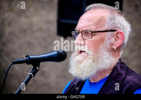 Lanark, Scotland, UK 20 août 2016 mars et une cérémonie pour commémorer la mort de héros écossais William Wallace (23 août 1302) qui a eu lieu le samedi 20 août 2016. Wallace a de solides liens avec la ville de Lanark. Le poète local Hunter récite son poème 'Lament pour Wallace' écrit spécialement pour l'événement. Crédit : Andrew Wilson/Alamy Live News Banque D'Images