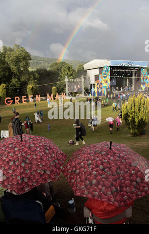 Brecon Beacons, Pays de Galles, Royaume-Uni. 19 août, 2016. Un arc-en-ciel apparaît au-dessus de l'étape de montagne au jour de pluie et de soleil au 2016 Green Man Festival dans les Brecon Beacons, dans le sud du Pays de Galles Credit : Roger Garfield/Alamy Live News Banque D'Images