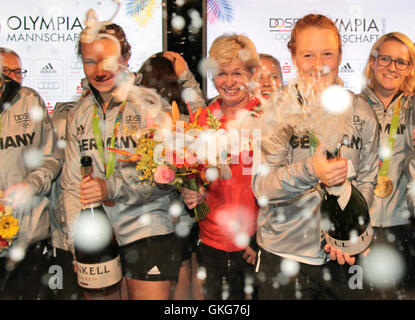 Rio de Janeiro, Brésil. 20e Août, 2016. Les médaillés d'or, les joueurs de l'Allemagne (L-R) Josephine Henning, Melanie Behringer, Saskia Philippe Pons et entraîneur-chef Silvia Neid (C) la fête au Deutsche Haus (Maison Allemande) après avoir remporté la médaille d'or féminine de soccer Match contre la Suède lors des Jeux Olympiques de Rio 2016 au Maracana à Rio de Janeiro, Brésil, 20 août 2016. Photo : Herbert Knosowski/dpa/Alamy Live News Banque D'Images