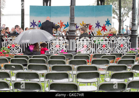 Southport, Merseyside. Météo France : 20 Aug 2016.Météo : des pluies torrentielles et des vents violents ont soufflé les foules dans le Southport Flower Show. Unseasonal et pluvieux s'est installé dans la station balnéaire avec une synchronisation parfaite afin de coïncider avec le plus grand événement annuel de la ville. L'hardy jardiniers ne seraient pas rebutés par la pluie et persévéré sur peu importe. Credit : Cernan Elias/Alamy Live News Banque D'Images