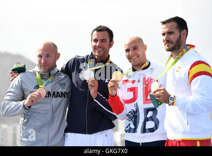 Rio de Janeiro, Brésil. 20e Août, 2016. Médaillé d'or Liam Heath (2e R) de Grande-Bretagne est flanqué d'argent olympique Maxime Beaumont de France (2e L) médaillés de bronze et Ronald Rauhe (L) de l'Allemagne et Saul Craviotto de l'Espagne au cours de la cérémonie de remise des médailles après la Men's Kayak monoplace 200m Finale du sprint en canoë du Rio Jeux Olympiques de 2016 à Lagoa Stadium à Rio de Janeiro, Brésil, 20 août 2016. Photo : Soeren Stache/dpa/Alamy Live News Banque D'Images