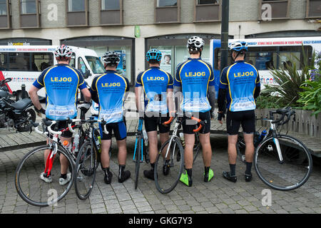 Truro, Cornwall. 20 août, 2016. Cinq cyclistes de Bristol prendre un repos bien mérité le premier jour de leur marathon en vélo de Lands End à John O'Groats. Photographe : Gordon 1928/Alamy Live News. Banque D'Images