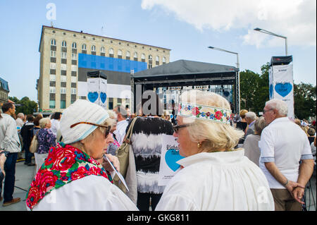 Tallinn, Estonie, 20 août 2016. Les gens se rassemblent à la place de la liberté de Tallinn. Le 20 août, la République d'Estonie célèbre le 25e anniversaire de la restauration de l'indépendance après l'effondrement de l'Union soviétique en 1991. Crédit : Nicolas Bouvy/Alamy Live News Banque D'Images