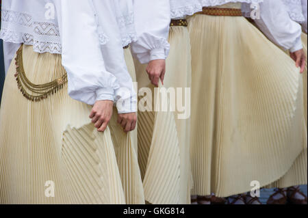 Tallinn, Estonie, 20 août 2016. Groupe folklorique se prépare à la place de la liberté de Tallinn. Le 20 août, la République d'Estonie célèbre le 25e anniversaire de la restauration de l'indépendance après l'effondrement de l'Union soviétique en 1991. Crédit : Nicolas Bouvy/Alamy Live News Banque D'Images