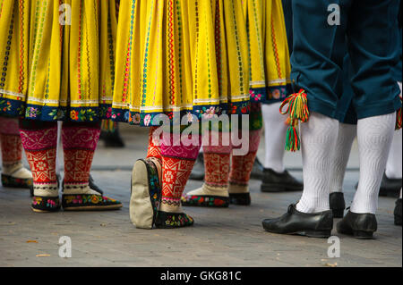 Tallinn, Estonie, 20 août 2016. Groupe folklorique se prépare à la place de la liberté de Tallinn. Le 20 août, la République d'Estonie célèbre le 25e anniversaire de la restauration de l'indépendance après l'effondrement de l'Union soviétique en 1991. Crédit : Nicolas Bouvy/Alamy Live News Banque D'Images