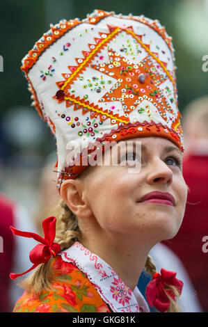 Tallinn, Estonie, 20 août 2016. Groupe folklorique se prépare à la place de la liberté de Tallinn. Le 20 août, la République d'Estonie célèbre le 25e anniversaire de la restauration de l'indépendance après l'effondrement de l'Union soviétique en 1991. Crédit : Nicolas Bouvy/Alamy Live News Banque D'Images