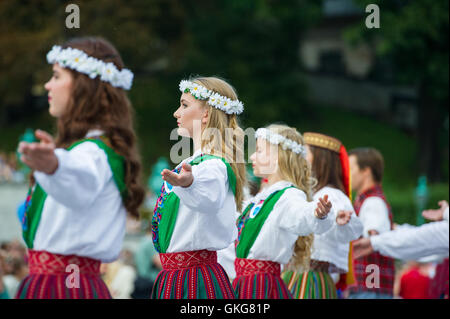 Tallinn, Estonie, 20 août 2016. Groupe folklorique des danses à la place de la liberté de Tallinn. Le 20 août, la République d'Estonie célèbre le 25e anniversaire de la restauration de l'indépendance après l'effondrement de l'Union soviétique en 1991. Crédit : Nicolas Bouvy/Alamy Live News Banque D'Images