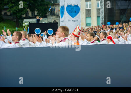 Tallinn, Estonie, 20 août 2016. Groupe folklorique des danses à la place de la liberté de Tallinn. Le 20 août, la République d'Estonie célèbre le 25e anniversaire de la restauration de l'indépendance après l'effondrement de l'Union soviétique en 1991. Crédit : Nicolas Bouvy/Alamy Live News Banque D'Images