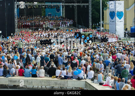 Tallinn, Estonie, 20 août 2016. Des groupes folkloriques chanter à la place de la liberté de Tallinn. Le 20 août, la République d'Estonie célèbre le 25e anniversaire de la restauration de l'indépendance après l'effondrement de l'Union soviétique en 1991. Crédit : Nicolas Bouvy/Alamy Live News Banque D'Images