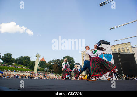 Tallinn, Estonie, 20 août 2016. Groupe folklorique des danses à la place de la liberté de Tallinn. Le 20 août, la République d'Estonie célèbre le 25e anniversaire de la restauration de l'indépendance après l'effondrement de l'Union soviétique en 1991. Crédit : Nicolas Bouvy/Alamy Live News Banque D'Images