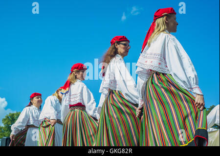 Tallinn, Estonie, 20 août 2016. Groupe folklorique des danses à la place de la liberté de Tallinn. Le 20 août, la République d'Estonie célèbre le 25e anniversaire de la restauration de l'indépendance après l'effondrement de l'Union soviétique en 1991. Crédit : Nicolas Bouvy/Alamy Live News Banque D'Images