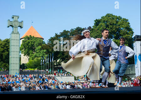 Tallinn, Estonie, 20 août 2016. Groupe folklorique des danses à la place de la liberté de Tallinn. Le 20 août, la République d'Estonie célèbre le 25e anniversaire de la restauration de l'indépendance après l'effondrement de l'Union soviétique en 1991. Crédit : Nicolas Bouvy/Alamy Live News Banque D'Images