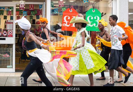 Billingham, Angleterre du Nord-Est, Royaume-Uni, 20 août 2016. Météo : Danseurs de Martinique égayer un samedi humide que heavy rain provoque l'annulation de dernière minute du dernier jour parade dans le centre-ville de Billingham. Credit : Alan Dawson News/Alamy Live News Banque D'Images