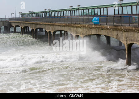 Bournemouth, Royaume-Uni. 20 août 2016. Vagues se briser contre les barrières barrière de Boscombe Pier avec sous l'eau dans des conditions difficiles avec de forts vents et marées Crédit : Carolyn Jenkins/Alamy Live News Banque D'Images