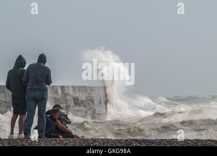 Newlaven, East Sussex, Royaume-Uni. 20 août 2016. Météo au Royaume-Uni. L'augmentation du vent augmente les grandes vagues sur la côte sud Banque D'Images