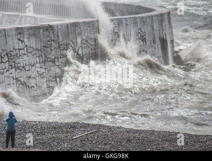 Newlaven, East Sussex, Royaume-Uni. 20 août 2016. Météo au Royaume-Uni. L'augmentation du vent augmente les grandes vagues sur la côte sud Banque D'Images