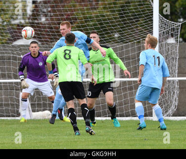 Manchester UK 20 août 2016 Maine Road FC, un club semi-professionnel formé par les supporters de Manchester City en 1955 ont remporté leur deuxième COUPE FA successives contre l'opposition du Yorkshire, cette fois, par AFC Emley 3-2. Ils ont désormais un progrès au premier tour de qualification, et une autre, improbable, douze autres victoires va les voir en finale de la coupe d'Angleterre à Wembley, le 27 mai 2017. Crédit : John Fryer/Alamy Live News Banque D'Images