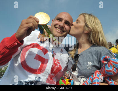 Rio de Janeiro. Le Brésil. 20 août, 2016. Liam Heath (GBR) reçoit un baiser de sa femme Emily qu'ils nous montrent la médaille d'or. Sprint en canoë. Lagoa stadium. Rio de Janeiro. Le Brésil. 20/08/2016. Credit : Sport en images/Alamy Live News Banque D'Images