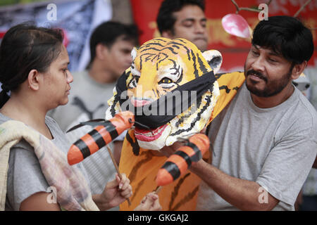 Dhaka, Bangladesh. 20e Août, 2016. Les manifestants du Bangladesh tenir effigie au cours d'une manifestation exigeant la démolition de la centrale électrique proposée Rampal comme on rassemble près de l'Shaheed Minar monument à Dhaka, Bangladesh, le 20 août 2016. La plate-forme d'activistes a annoncé le programme lors d'un sit-in au centre de Shaheed Minar le samedi pour protester contre l'usine, alléguant qu'il ne nuise à l'Sundarbans. Credit : ZUMA Press, Inc./Alamy Live News Banque D'Images