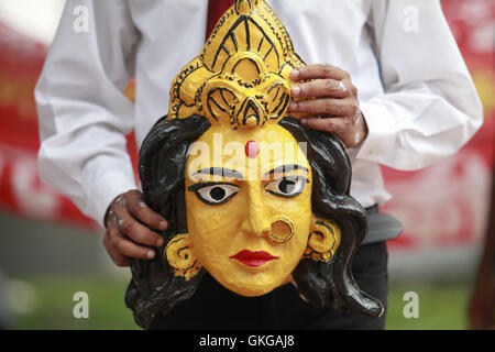 Dhaka, Bangladesh. 20e Août, 2016. Les manifestants du Bangladesh tenir effigie au cours d'une manifestation exigeant la démolition de la centrale électrique proposée Rampal comme on rassemble près de l'Shaheed Minar monument à Dhaka, Bangladesh, le 20 août 2016. La plate-forme d'activistes a annoncé le programme lors d'un sit-in au centre de Shaheed Minar le samedi pour protester contre l'usine, alléguant qu'il ne nuise à l'Sundarbans. Credit : ZUMA Press, Inc./Alamy Live News Banque D'Images