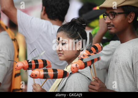 Dhaka, Bangladesh. 20e Août, 2016. Les manifestants du Bangladesh tenir effigie au cours d'une manifestation exigeant la démolition de la centrale électrique proposée Rampal comme on rassemble près de l'Shaheed Minar monument à Dhaka, Bangladesh, le 20 août 2016. La plate-forme d'activistes a annoncé le programme lors d'un sit-in au centre de Shaheed Minar le samedi pour protester contre l'usine, alléguant qu'il ne nuise à l'Sundarbans. Credit : ZUMA Press, Inc./Alamy Live News Banque D'Images