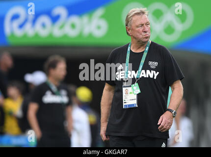 Rio de Janeiro, Brésil. 20e Août, 2016. Horst Hrubesch entraîneur de l'Allemagne jusqu'à la Men's soccer Médaille d'entre le Brésil et l'Allemagne au cours de l'organisation des Jeux Olympiques de 2016 à Rio le Maracana à Rio de Janeiro, Brésil, 20 août 2016. Photo : Soeren Stache/dpa/Alamy Live News Banque D'Images