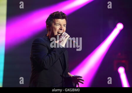 Henley-on-Thames, Royaume-Uni. 20 août, 2016. Retour rapide au sud 80s Music Festival. La grande musique de Rick Astley Crédit : Uwe Deffner/Alamy Live News Banque D'Images