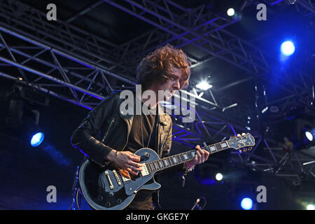 Rochdale, UK. 20 août, 2016. Luc, le chanteur et guitariste avec TheTwisted Dolls un groupe jouant de Manchester à la feelgood festival à Rochdale,20 août 2016 Crédit : Barbara Cook/Alamy Live News Banque D'Images