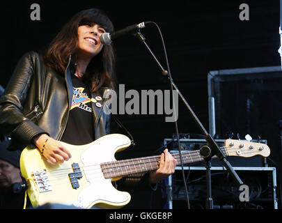 Rochdale, UK. 20 août, 2016. Jess bassiste et chanteur avec TheTwisted Dolls un groupe jouant de Manchester à la feelgood festival à Rochdale,20 août 2016 Crédit : Barbara Cook/Alamy Live News Banque D'Images