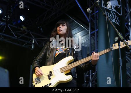 Rochdale, UK. 20 août, 2016. Jess bassiste et chanteur avec TheTwisted Dolls un groupe jouant de Manchester à la feelgood festival à Rochdale,20 août 2016 Crédit : Barbara Cook/Alamy Live News Banque D'Images