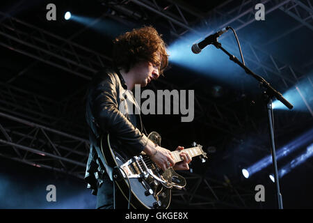 Rochdale, UK. 20 août, 2016. Luc, le chanteur et guitariste avec TheTwisted Dolls un groupe jouant de Manchester à la feelgood festival à Rochdale,20 août 2016 Crédit : Barbara Cook/Alamy Live News Banque D'Images