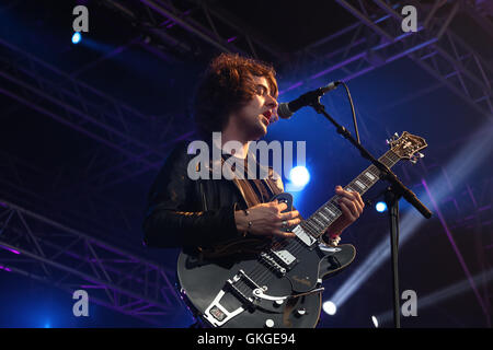 Rochdale, UK. 20 août, 2016. Luc, le chanteur et guitariste avec TheTwisted Dolls un groupe jouant de Manchester à la feelgood festival à Rochdale,20 août 2016 Crédit : Barbara Cook/Alamy Live News Banque D'Images