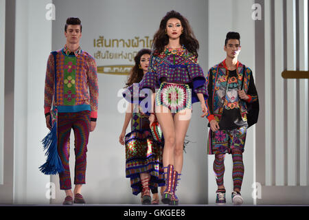 Bangkok, Thaïlande. 20e Août, 2016. Présenter des modèles de tissus thaïlandais creations lors d'un fashion show à Bangkok, Thaïlande, 20 août 2016. Styles de créations de mode représentant 15 régions de production de tissus thaïlandais ont été soumises à un catwalk show intitulé 'le passage de tissu Thaï' Samedi soir à Bangkok. L'événement était organisé par l'Autorité du Tourisme de Thaïlande (TAT) pour promouvoir la reconnaissance publique et la communauté internationale à la main traditionnel thaï-tissu. © Li Mangmang/Xinhua/Alamy Live News Banque D'Images