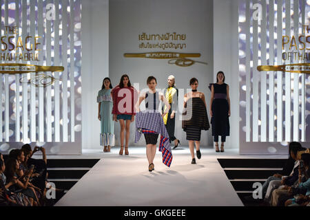 Bangkok, Thaïlande. 20e Août, 2016. Présenter des modèles de tissus thaïlandais creations lors d'un fashion show à Bangkok, Thaïlande, 20 août 2016. Styles de créations de mode représentant 15 régions de production de tissus thaïlandais ont été soumises à un catwalk show intitulé 'le passage de tissu Thaï' Samedi soir à Bangkok. L'événement était organisé par l'Autorité du Tourisme de Thaïlande (TAT) pour promouvoir la reconnaissance publique et la communauté internationale à la main traditionnel thaï-tissu. © Li Mangmang/Xinhua/Alamy Live News Banque D'Images