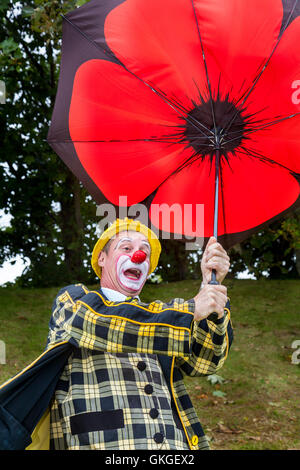 Southport, Merseyside. Météo France : 20 août 2016 : comme la météo.de grands vents et tempêtes frappé resort, Sonny & Rainbow luttent pour conserver leurs parasols. Comme les deux clowns les plus drôles autour, Gordon Murray et Gary McBeth, peut transformer des situations de la vie quotidienne dans les scénarios drôles. Les foules étaient soufflés par leurs singeries comme le mauvais temps a frappé une fois de plus sur la foule dans le Southport Flower Show. Credit : Cernan Elias/Alamy Live News Banque D'Images