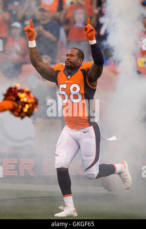 Denver, Colorado, États-Unis. 20e Août, 2016. Broncos OLB VON MILLER entre dans le domaine au cours de présentation des joueurs défensifs au début de la partie à Sports Authority Field at Mile High samedi soir. Les 49ers battre les Broncos 31-24. Credit : Hector Acevedo/ZUMA/Alamy Fil Live News Banque D'Images